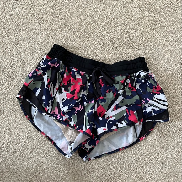 Lululemon hotty hot 2.5 inch shorts - Picture 1 of 2